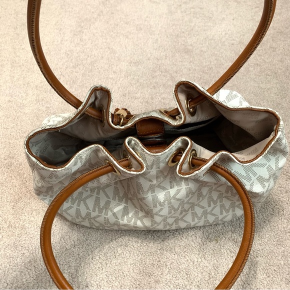 Michael Kors Signature Ring Tote East West Vanilla / Brown Leather Shoulder Bag - Picture 15 of 15